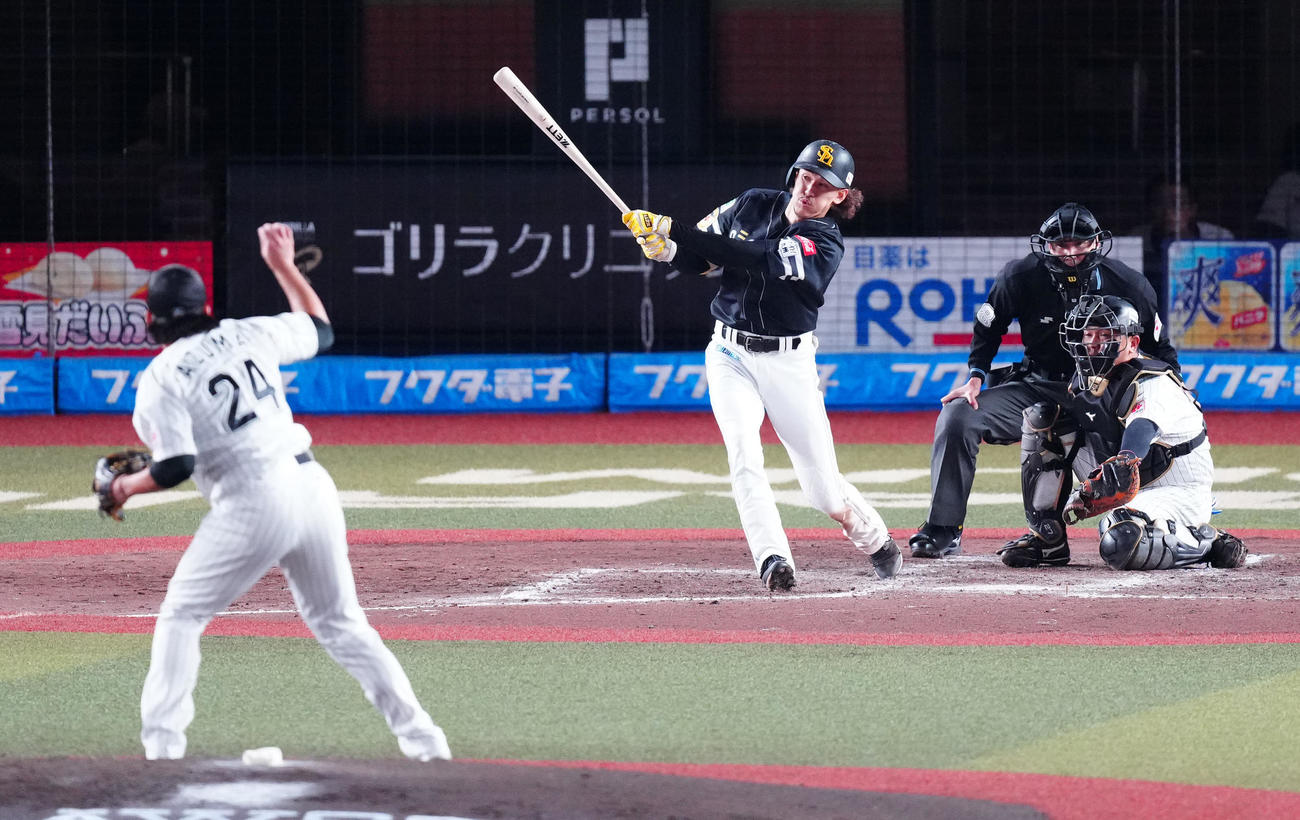 ロッテ対ソフトバンク　3回表ソフトバンク2死一塁、二塁打を放つ三森。投手東妻（撮影・江口和貴）