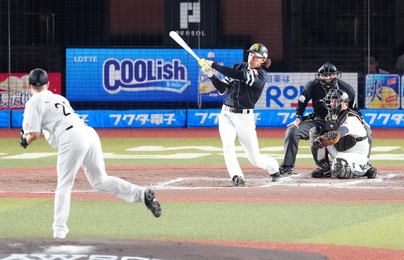 ロッテ対ソフトバンク　3回表ソフトバンク無死、二塁打を放つ三森。投手西野（撮影・江口和貴）