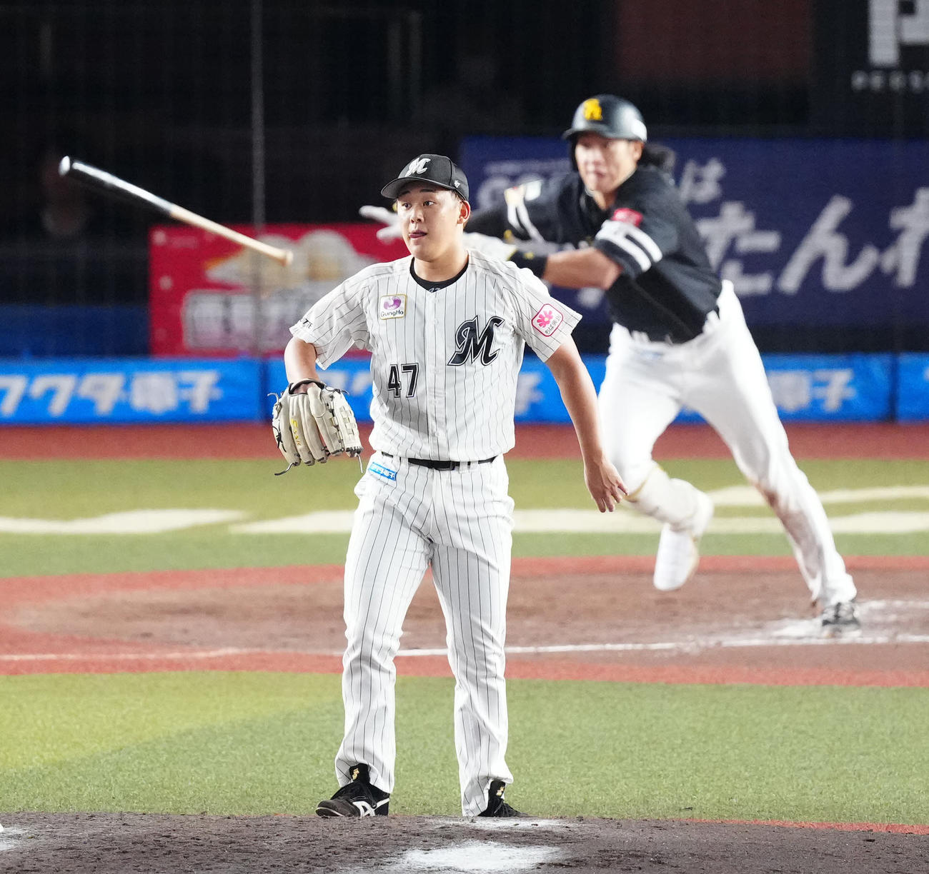 ロッテ対ソフトバンク　5回表ソフトバンク無死、柳田（後方）を二直に仕留める鈴木（撮影・江口和貴）