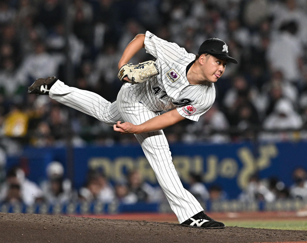 ロッテ対ソフトバンク　ロッテ3番手で登板する鈴木（撮影・滝沢徹郎）