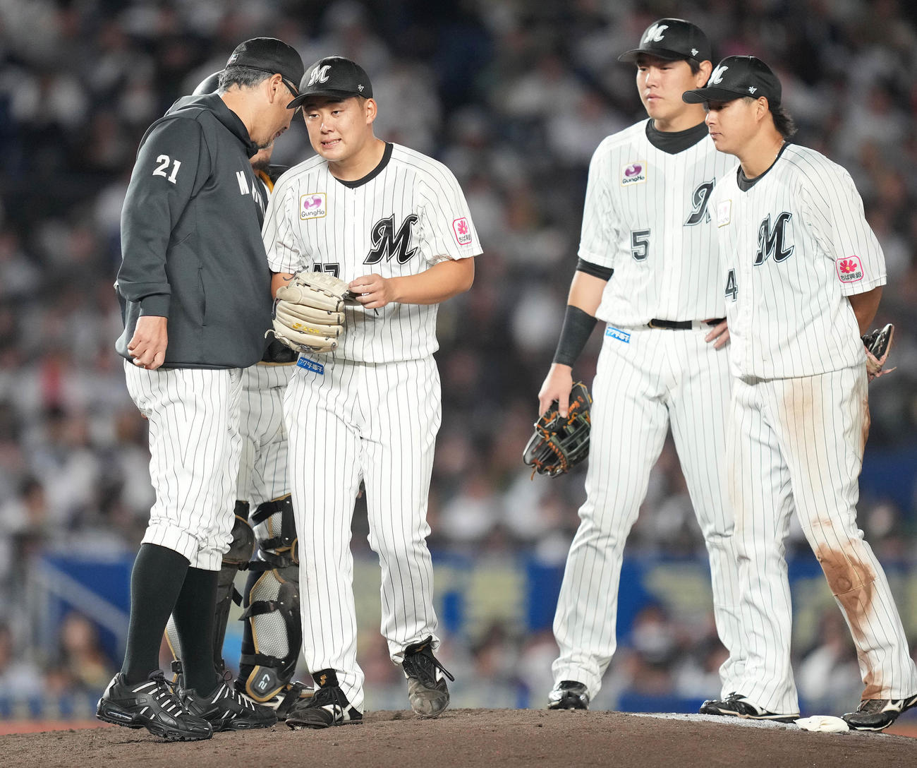 ロッテ対ソフトバンク　7回表途中で降板するロッテ鈴木（中央）。左は吉井監督（撮影・鈴木みどり）