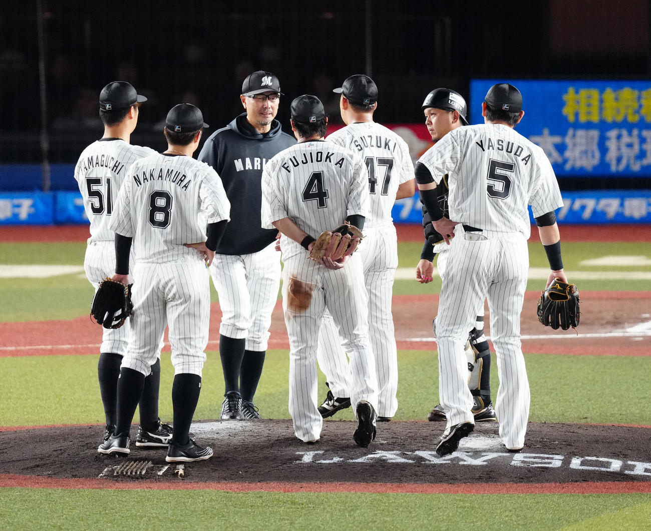 ロッテ対ソフトバンク　7回表途中、ロッテ3番手鈴木（左から5人目）の交代でマウンドに向かう吉井監督（同3人目）（撮影・江口和貴）