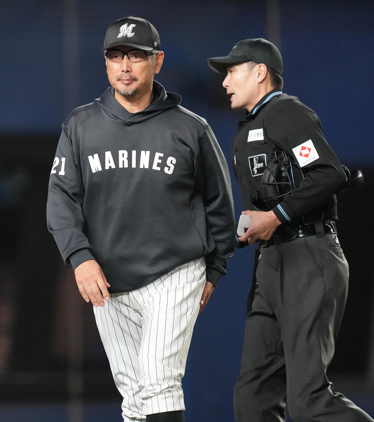 ロッテ対ソフトバンク　4回表前、先発西野の降板を告げベンチへ戻るロッテ吉井監督（左）（撮影・鈴木みどり）