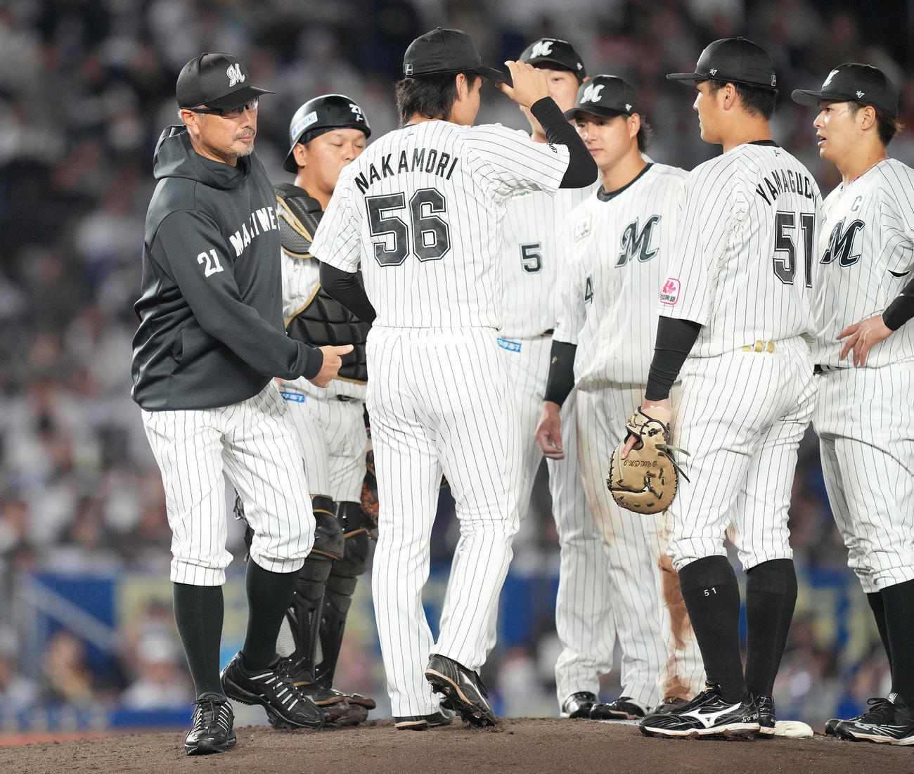 ロッテ対ソフトバンク　7回表途中、4番手中森（中央）に託すロッテ吉井監督（左）（撮影・鈴木みどり）