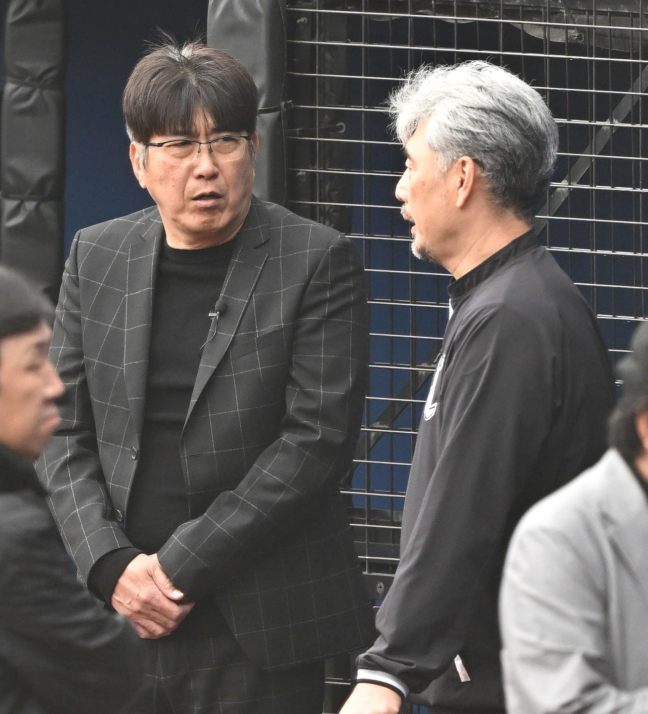 ロッテ対ソフトバンク　試合前練習を訪れた石橋貴明（左）はロッテ吉井理人監督と話す（撮影・滝沢徹郎）