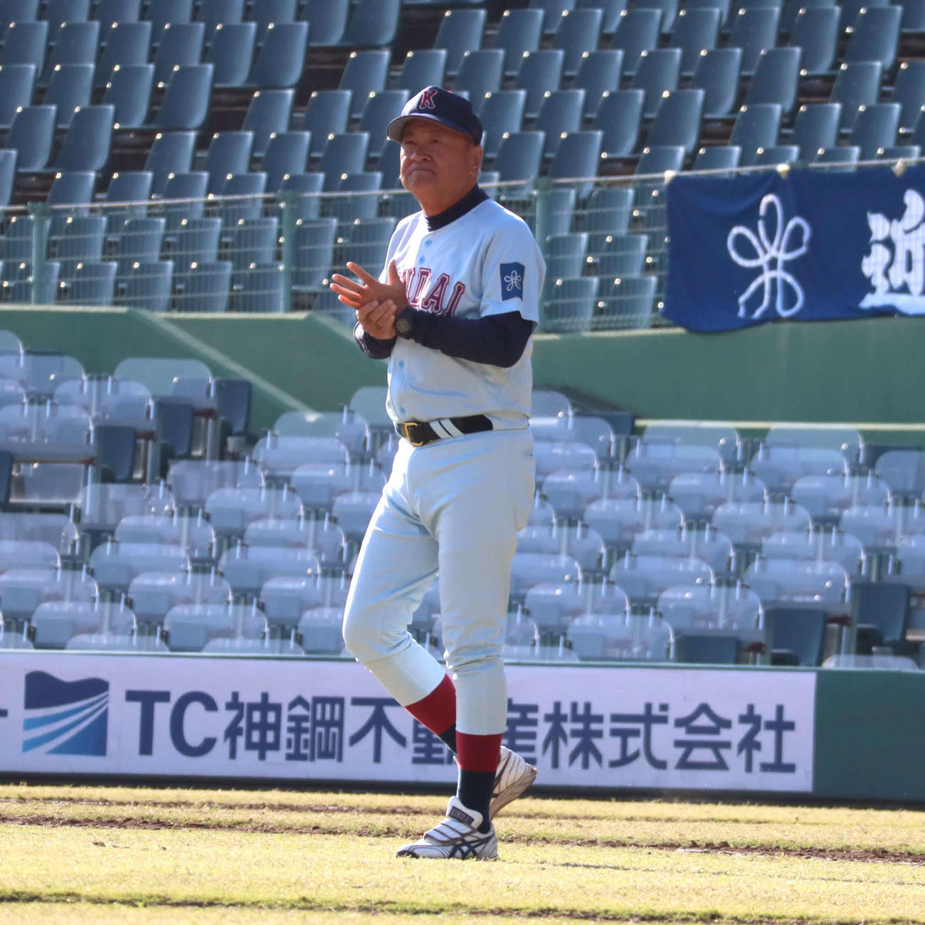 延長10回、マウンドのバッテリーへ声をかけにいく近大の田中監督（撮影・村松万里子）