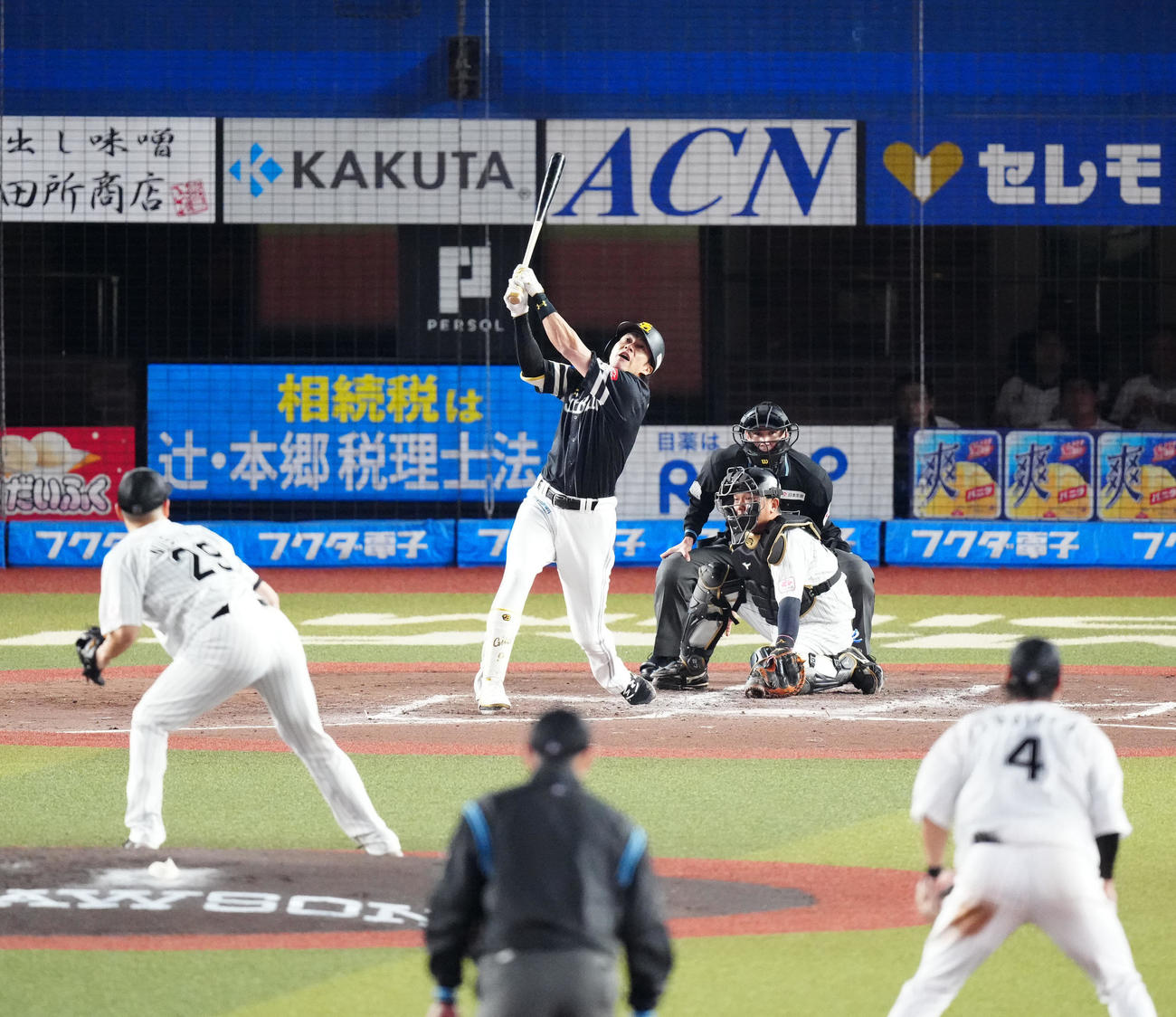 ロッテ対ソフトバンク　3回表ソフトバンク1死三塁、適時二塁打を放つ柳田。投手西野（撮影・江口和貴）