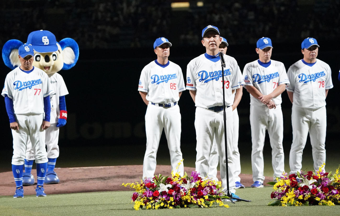 最終戦セレモニーであいさつをする立浪監督（手前）（撮影・森本幸一）