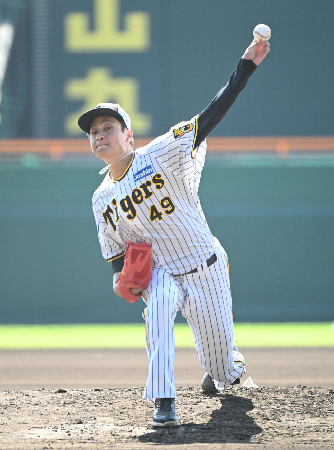 マウンドで投球をする大竹（撮影・石井愛子）