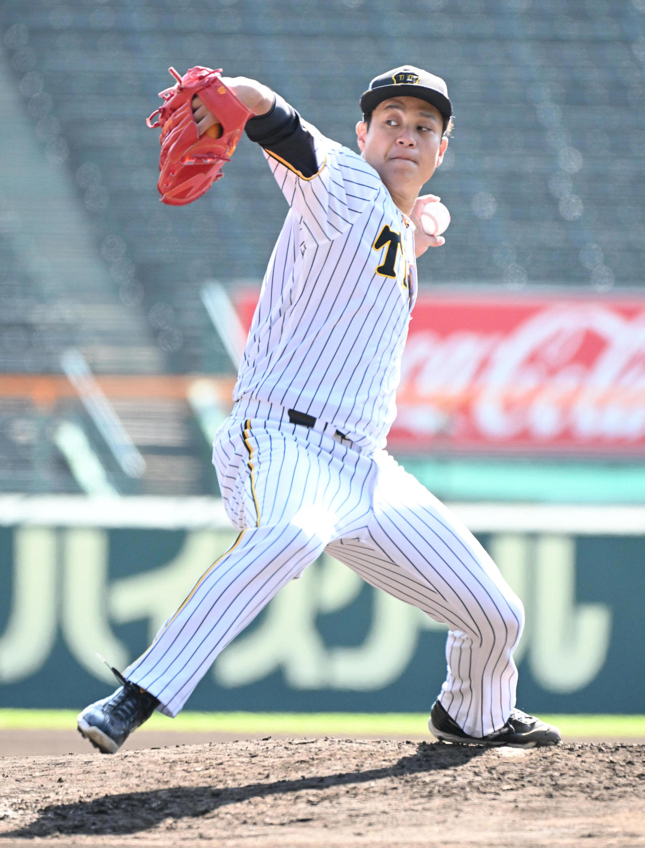 マウンドで投球をする大竹（撮影・石井愛子）
