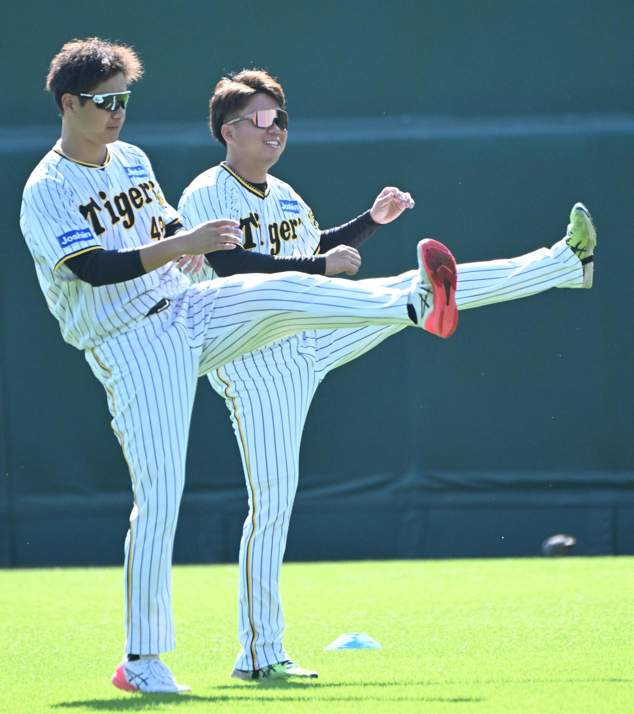 一緒にウォーミングアップをする（左から）大竹、村上（撮影・石井愛子）