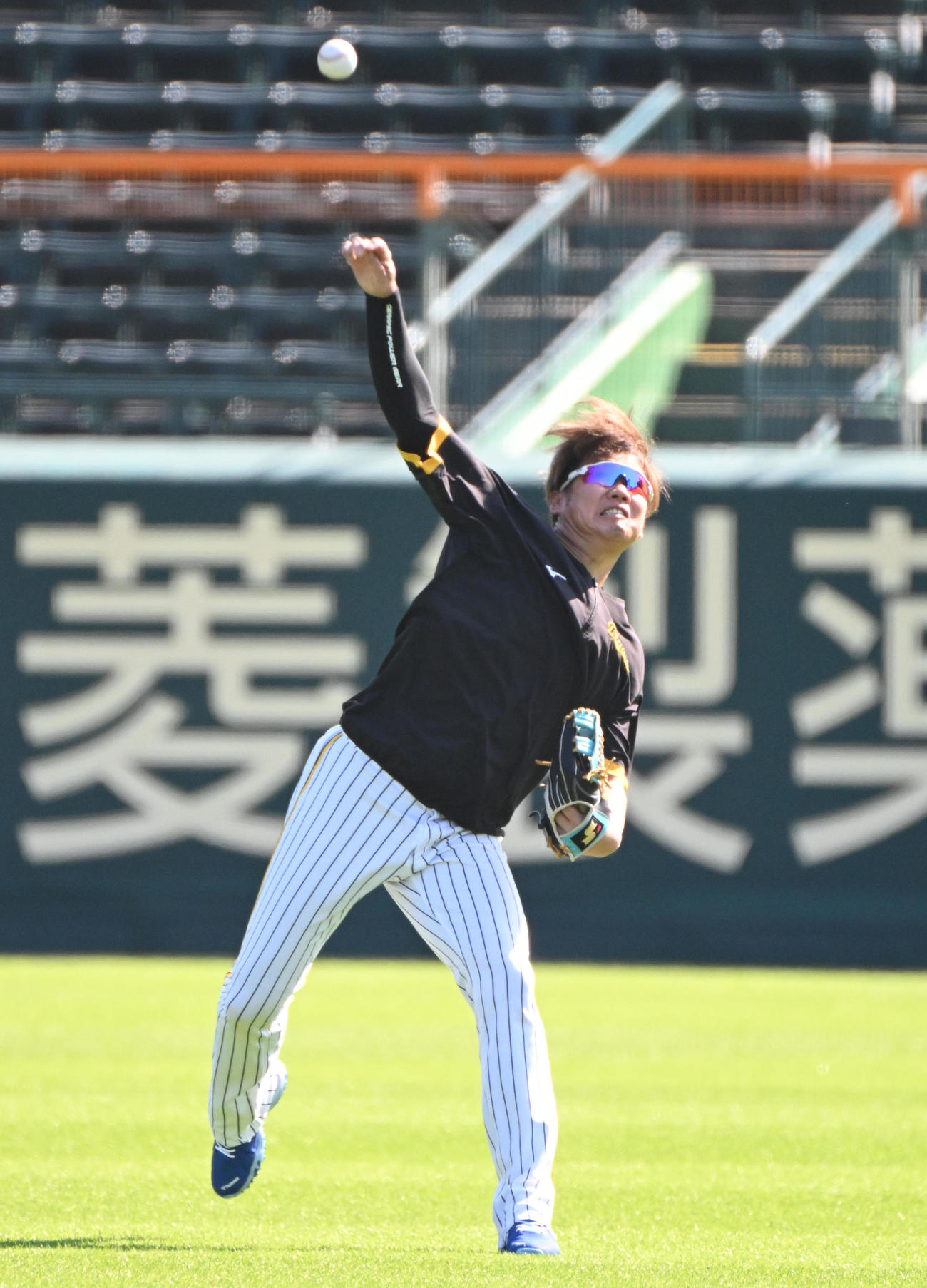 キャッチボールをする西勇（撮影・石井愛子）