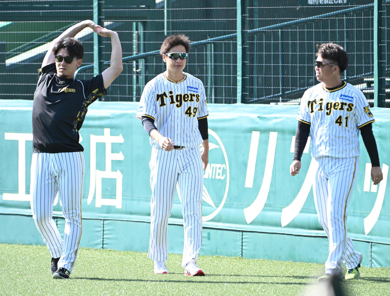 一緒にウォーミングアップをする（左から）伊藤将、大竹、村上（撮影・石井愛子）