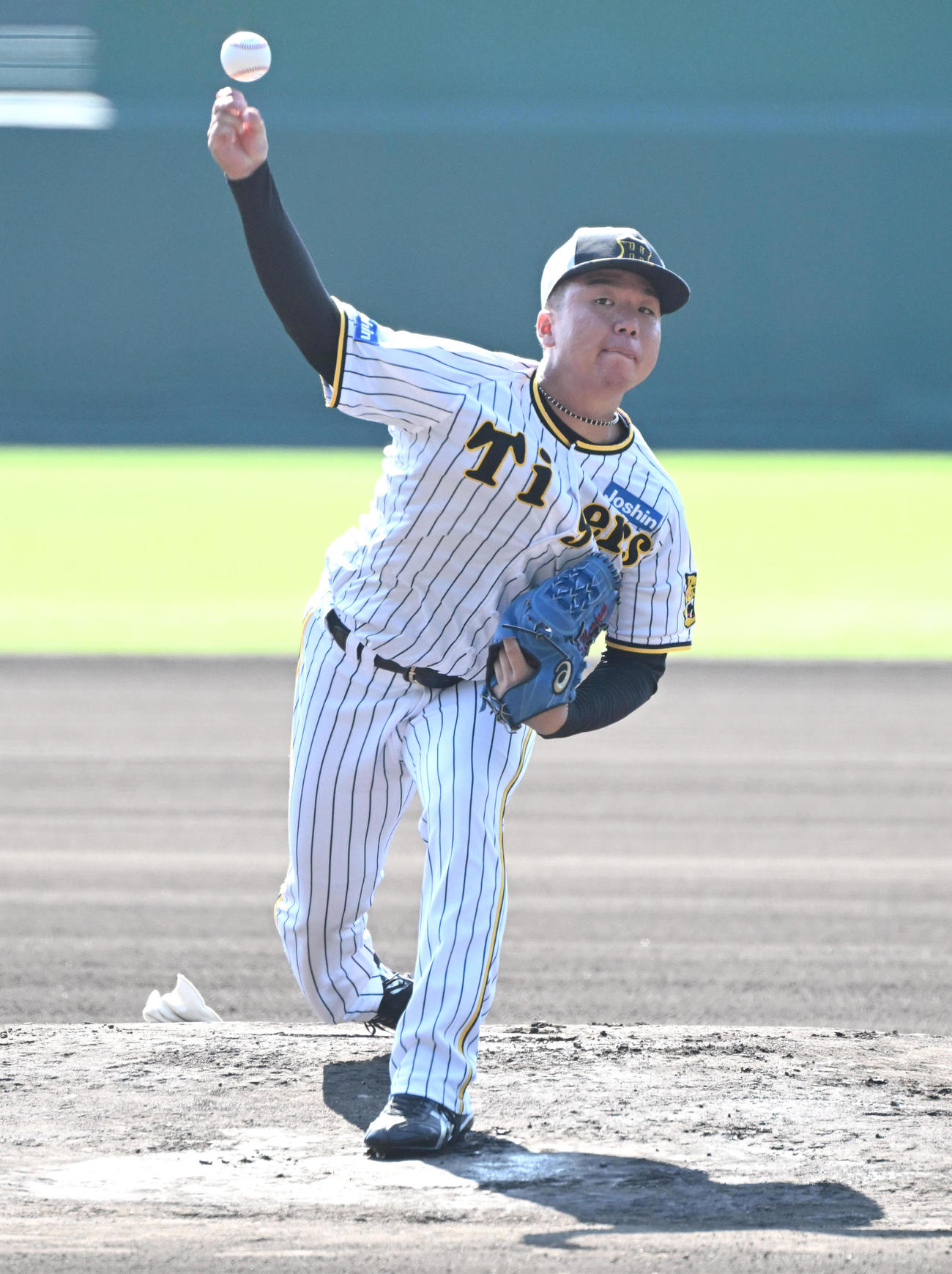 マウンドで投球をする村上（撮影・石井愛子）