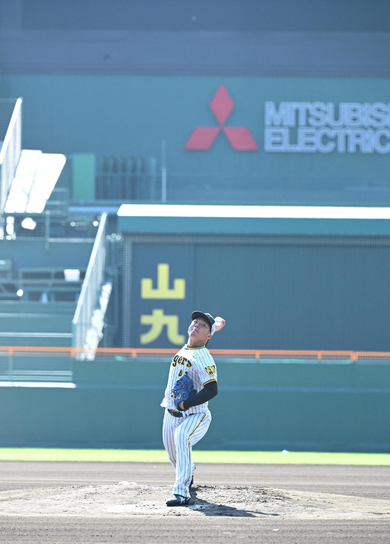 マウンドで投球をする村上（撮影・石井愛子）
