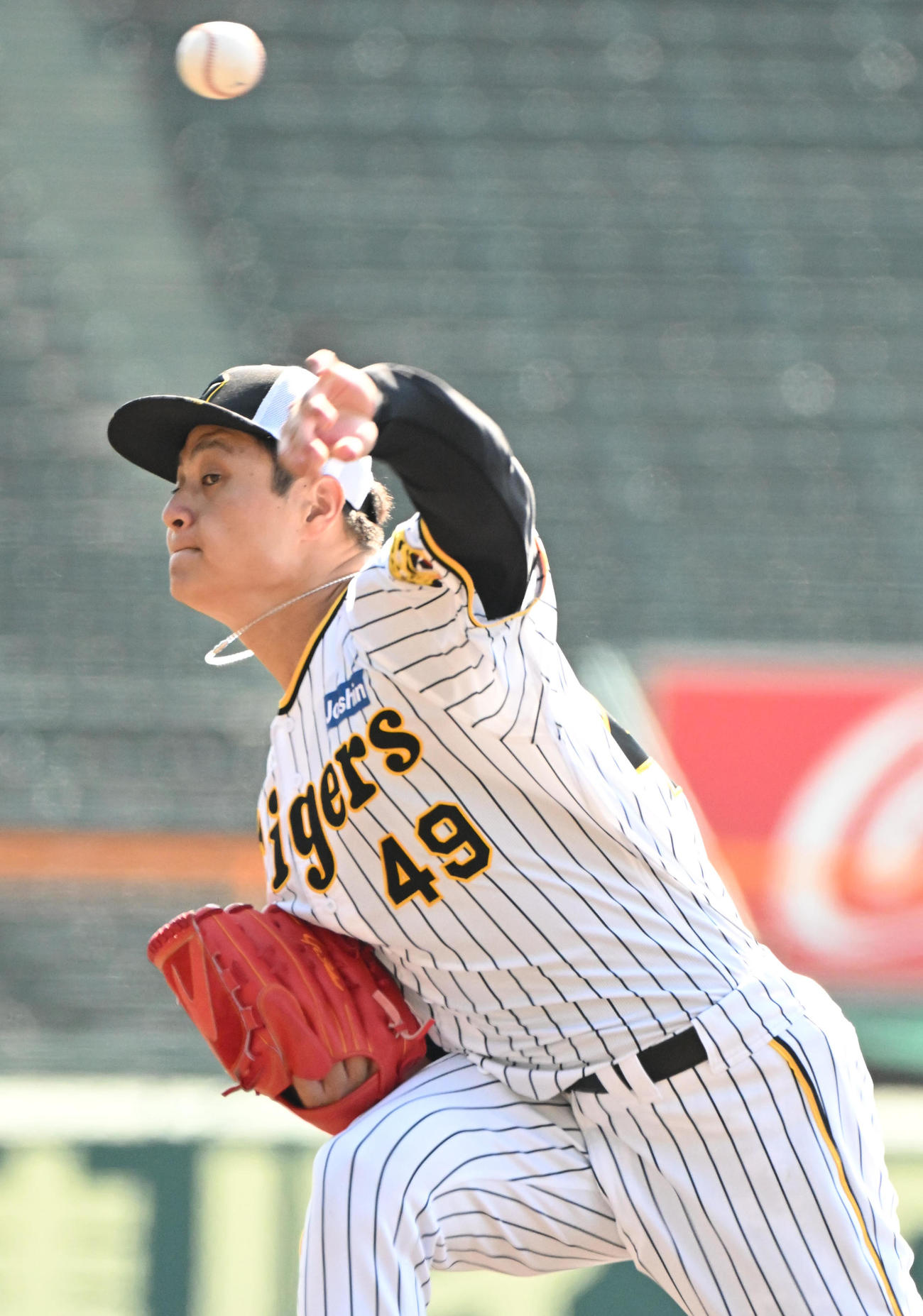 マウンドで投球をする大竹（撮影・石井愛子）
