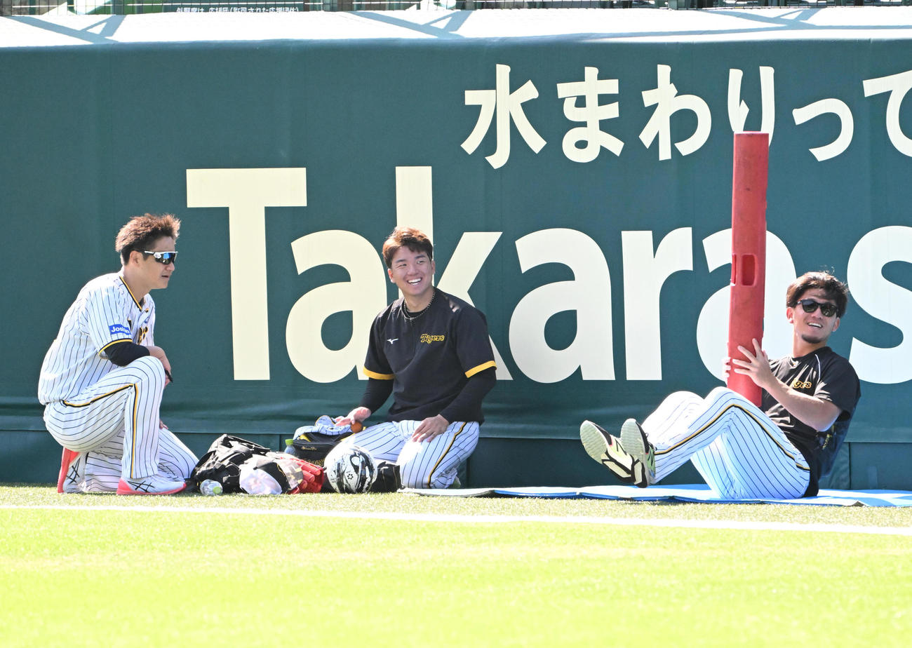 一緒にウォーミングアップをする（左から）伊藤将、大竹、村上（撮影・石井愛子）