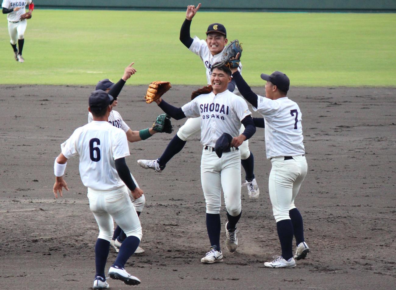 優勝し高（右から2人目）のもとに集まる大商大ナイン（撮影・柏原誠）