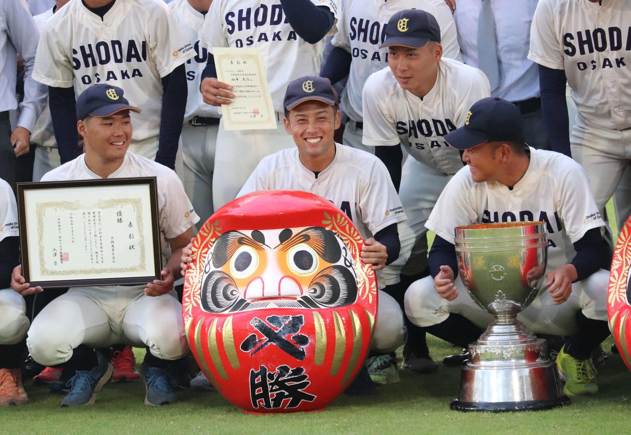 関西6大学野球　ドラフト候補投手コンビで大商大の上田大河主将（右）と高太一（左）（撮影・中島麗）