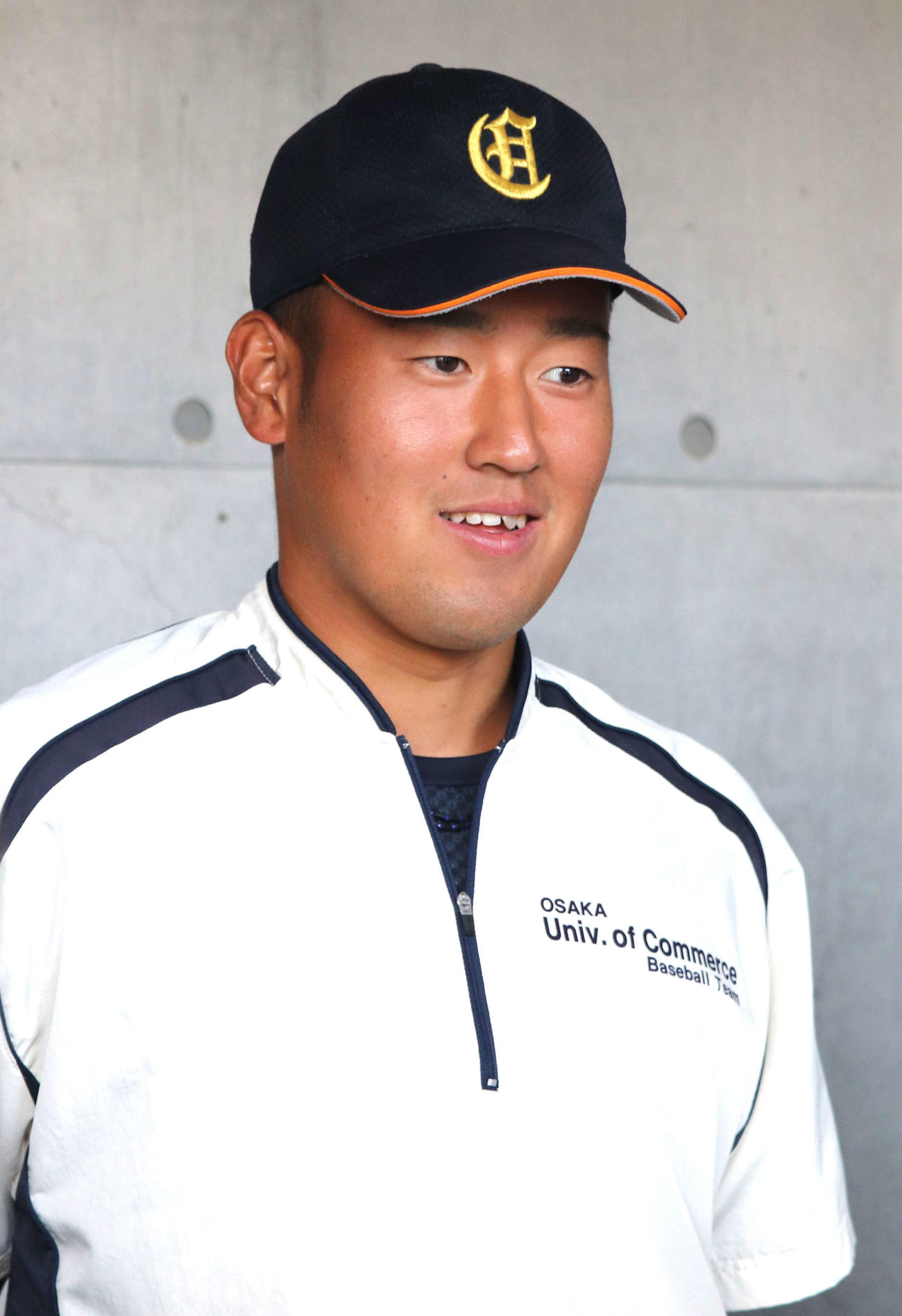 関西6大学野球　大商大対大経大　最終節3回戦　優勝決定後、喜びをかみしめて笑顔で取材に対応する大商大の上田大河（撮影・中島麗）