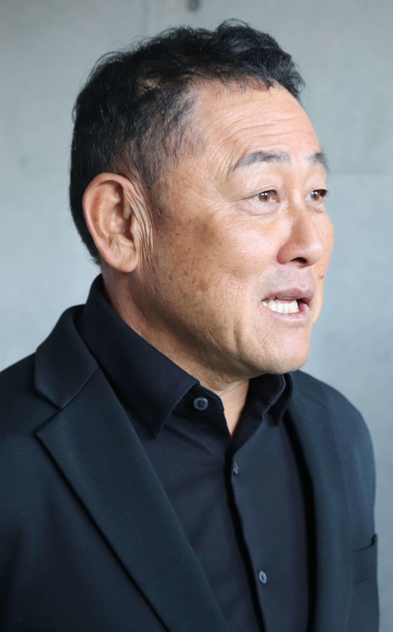 関西6大学野球　大商大対大経大　最終節3回戦　優勝決定後、取材で報道陣を笑顔にした大商大の富山陽一監督（撮影・中島麗）
