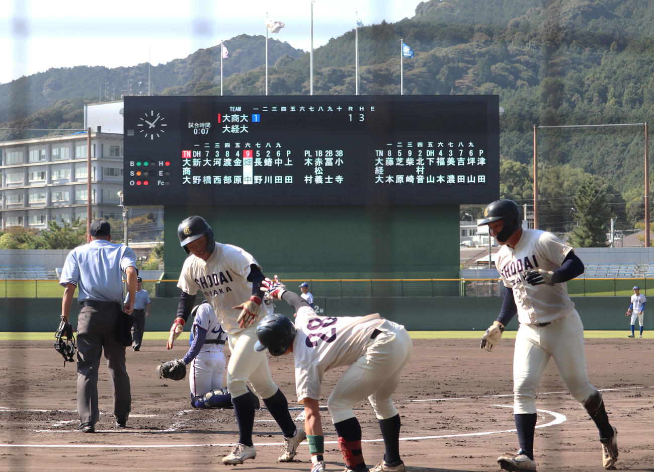 関西6大学野球　大商大対大経大　最終節3回戦　初回に大商大の渡部と畑中の2本の適時打で3点先制した（撮影・中島麗）