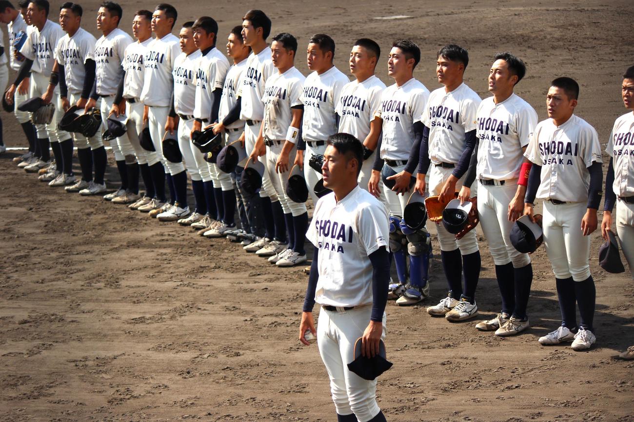 優勝を決めてスタンドにあいさつする上田主将と大商大ナイン（撮影・柏原誠）