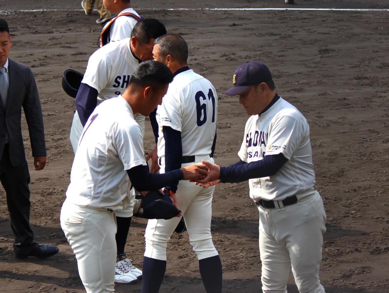 ウイニングボールを富山監督に渡す大商大・上田（撮影・柏原誠）