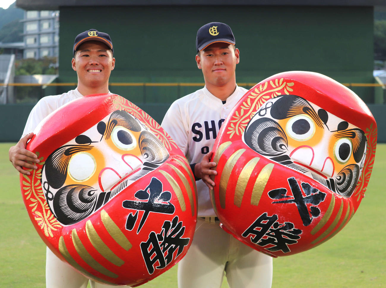 ドラフト候補で大商大投手陣2枚看板の高太一（たか・たいち、左）と上田大河（右）（撮影・中島麗）