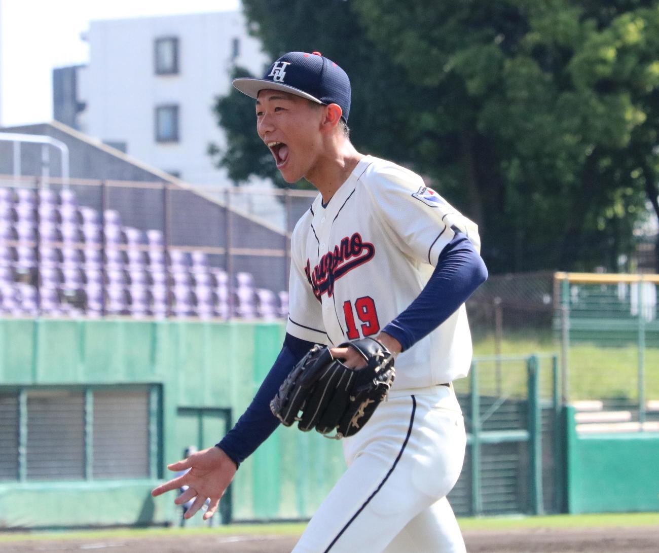 花園大対佛教大　8回表、花園大の藤原聡大投手（2年＝水口）が併殺打に仕留めてほえる（撮影・林亮佑）＝2023年10月16日、わかさスタジアム京都