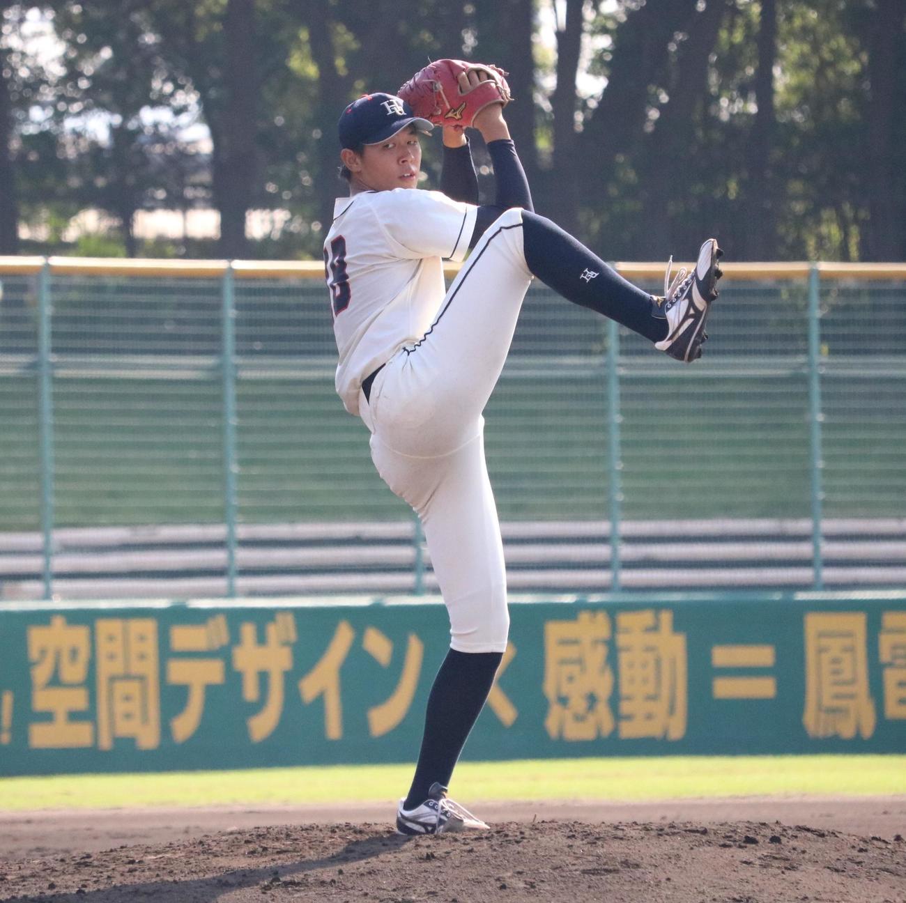 花園大対佛教大　花園大の小林純大投手（2年＝栗東）が大きく足を上げる（撮影・林亮佑）＝2023年10月16日、わかさスタジアム京都