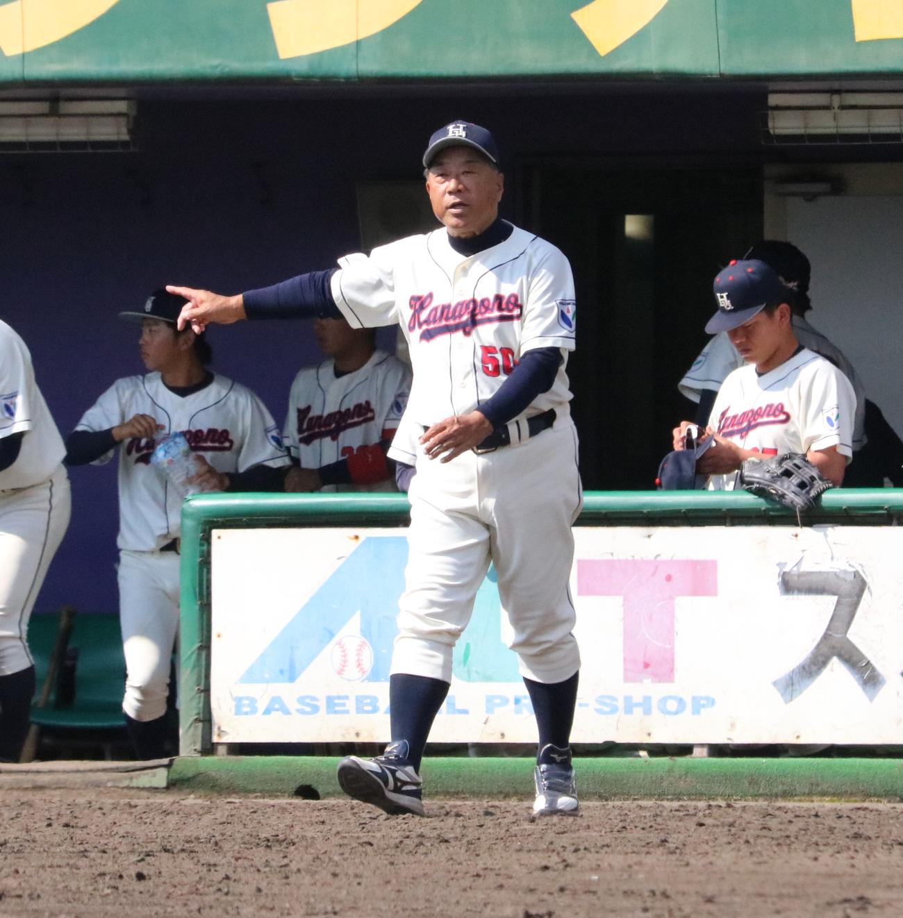 花園大対佛教大　花園大の川崎克巳監督が選手交代を告げる（撮影・林亮佑）＝2023年10月16日、わかさスタジアム京都