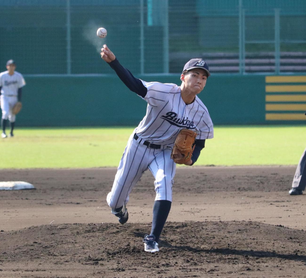 花園大対佛教大　佛教大先発の赤木春哉投手（2年＝天理）（撮影・林亮佑）