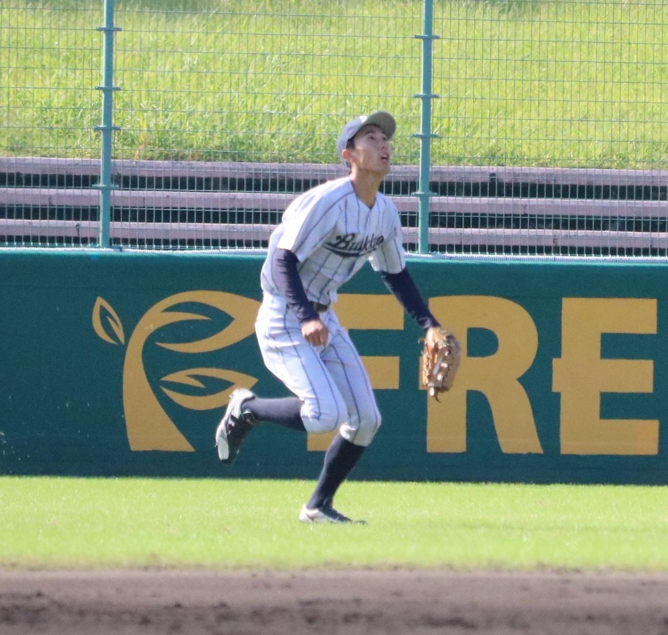 花園大対佛教大　佛教大の竹田貴行外野手（4年＝初芝橋本）が中堅守備で飛球を追う（撮影・林亮佑）