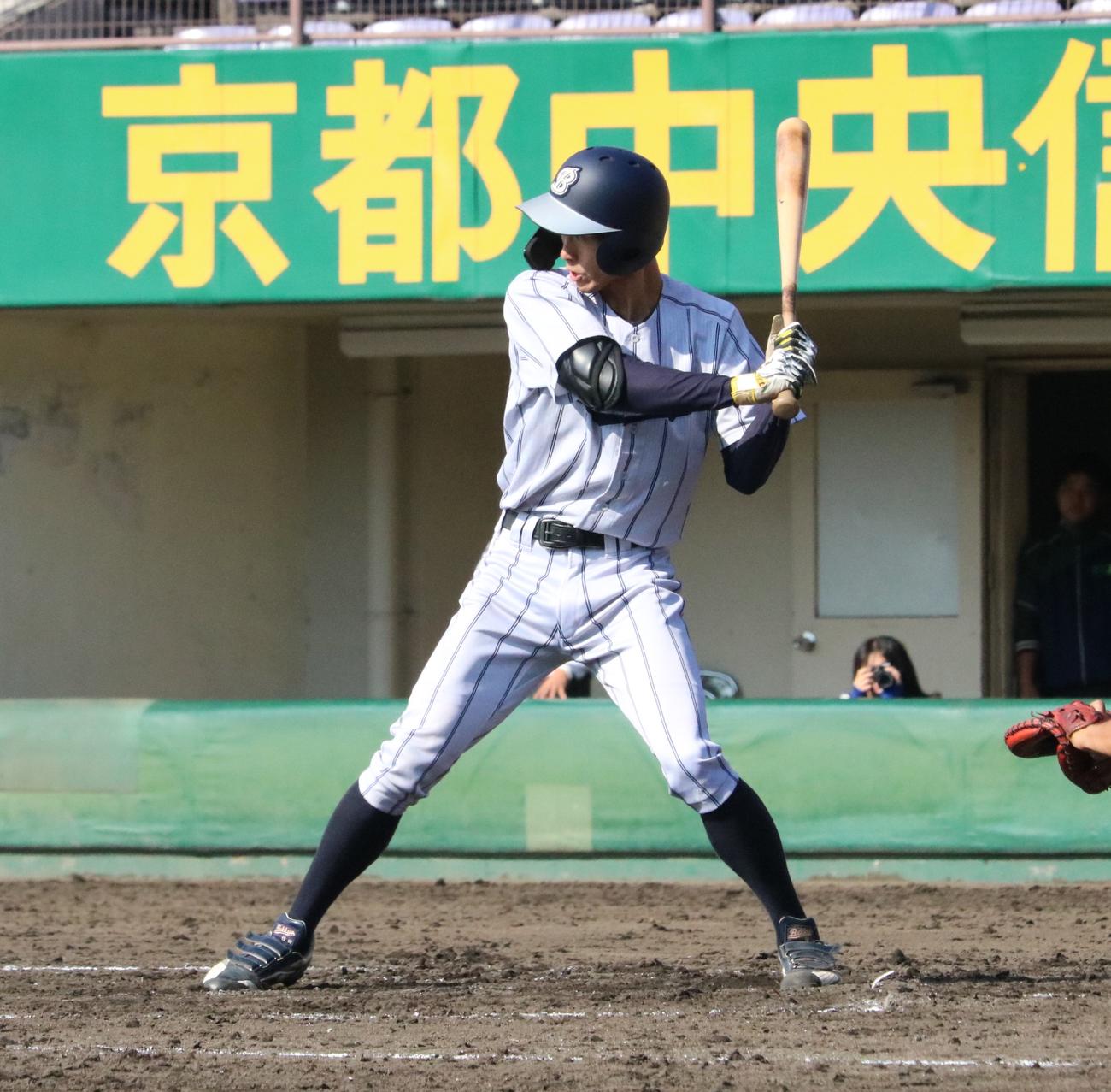 花園大対佛教大　佛教大の竹田貴行外野手（4年＝初芝橋本）がスイングする（撮影・林亮佑）