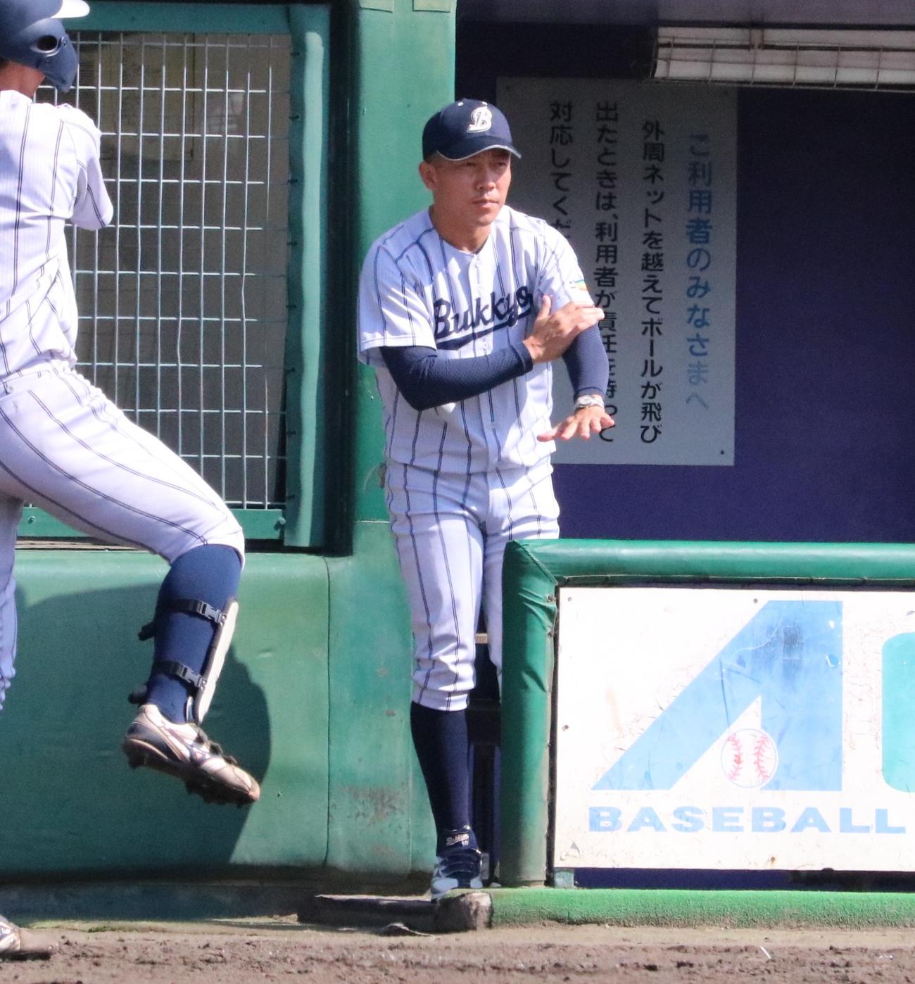 花園大対佛教大　佛教大の国友健一監督が打者にサインを出す（撮影・林亮佑）