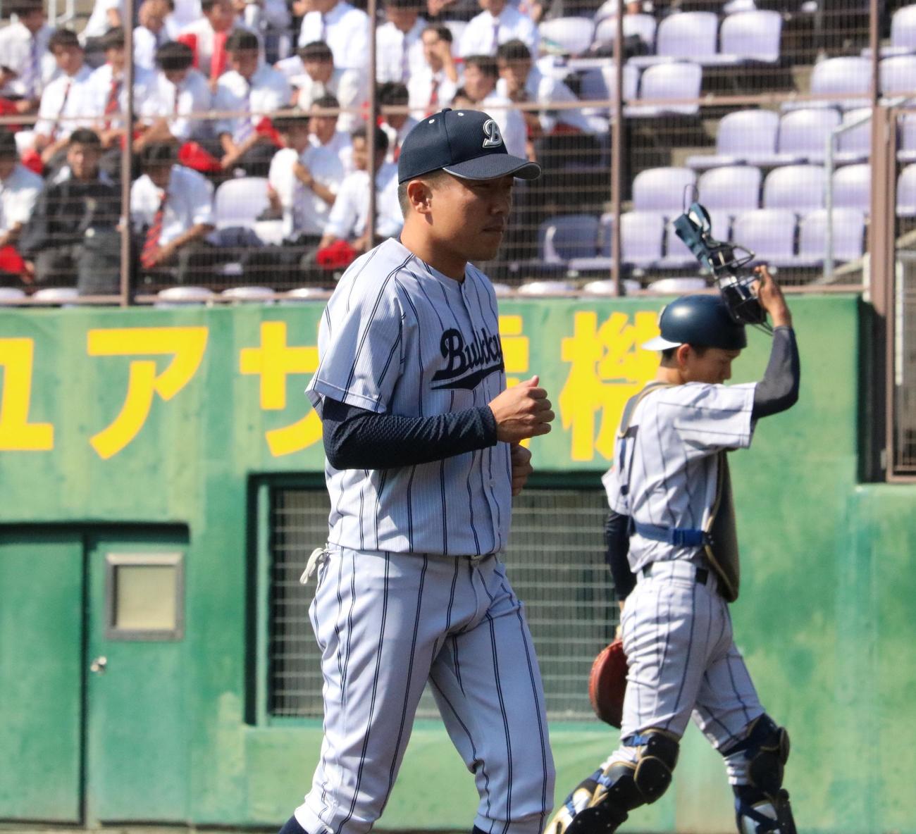 花園大対佛教大　佛教大の国友健一監督がマウンドからベンチに戻る（撮影・林亮佑）