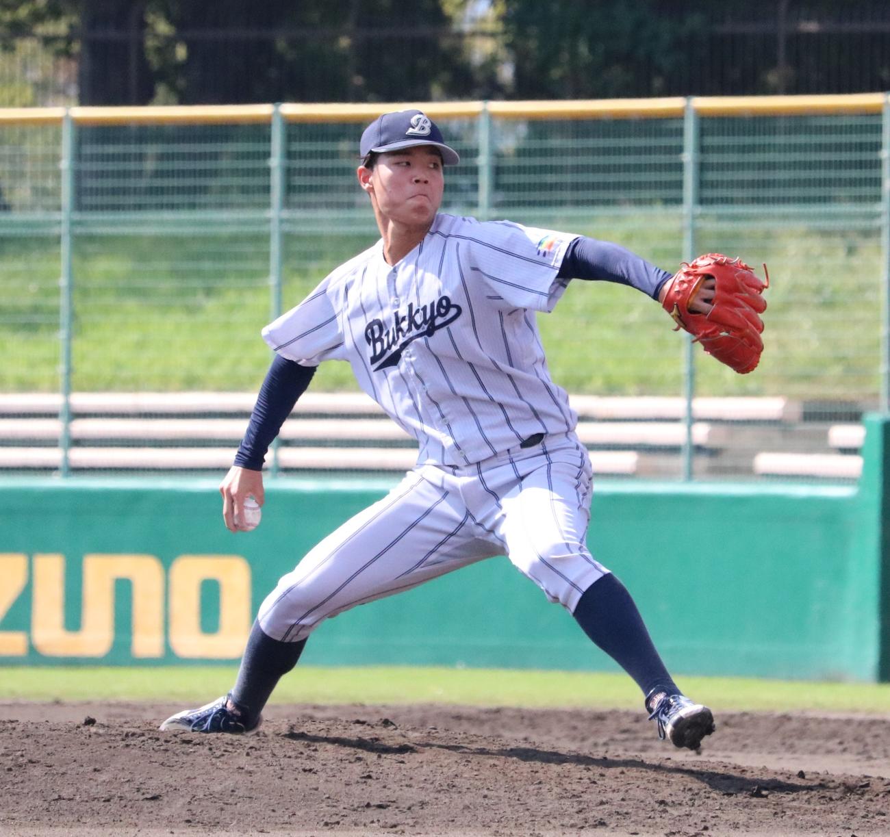花園大対佛教大　佛教大の合木凛太郎投手（2年＝高田商）が3番手でマウンドに上がる（撮影・林亮佑）
