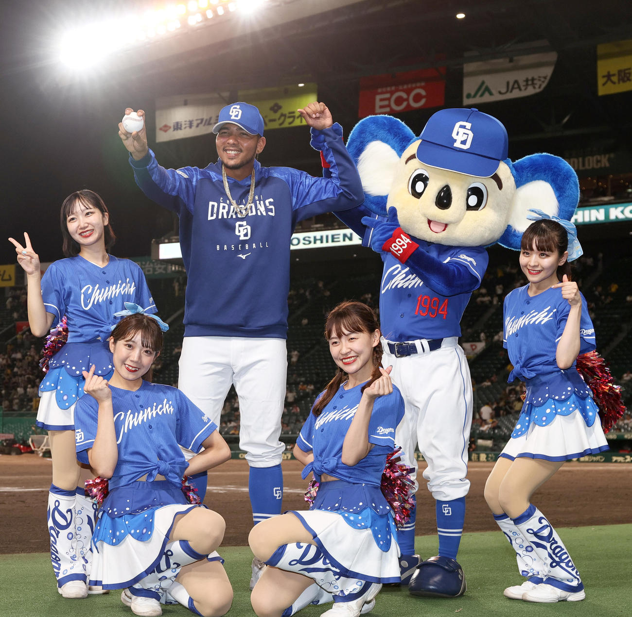 勝利した中日メヒアをドアラとともに祝福するチアドラゴンズ（2023年7月16日撮影）