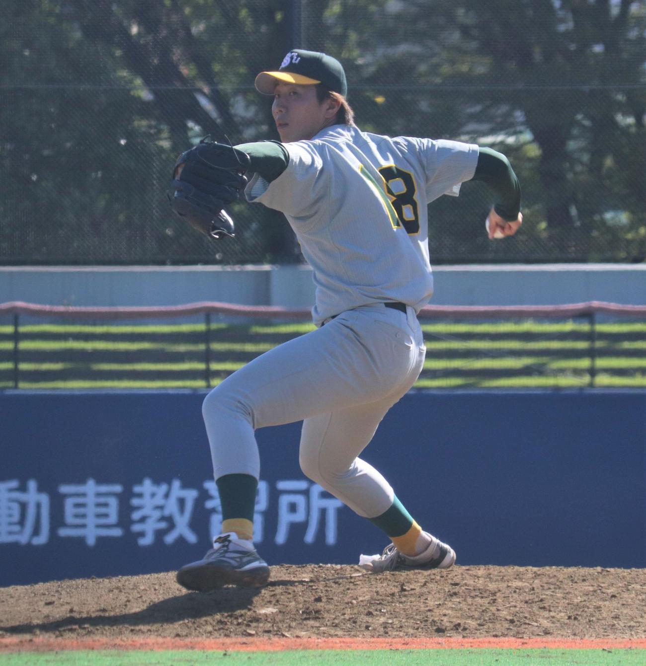 専大対大正大　先発し力投する専大・西舘（撮影・星夏穂）