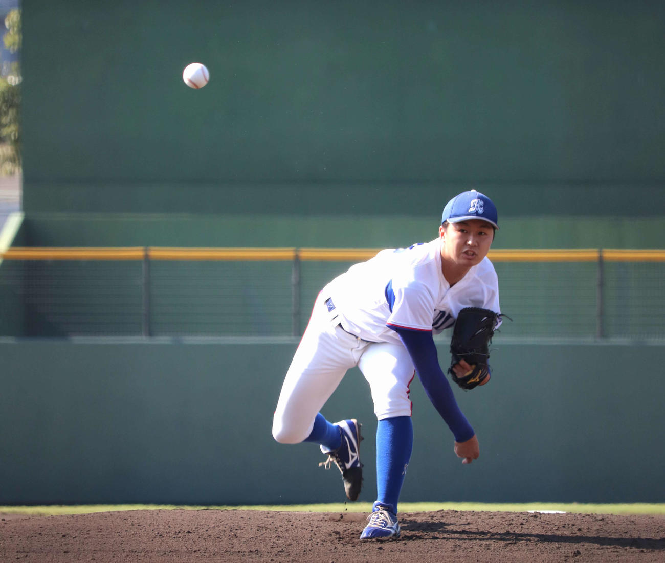 関西6大学野球　大商大対大経大　最終節3回戦　先発した大経大の津田淳哉投手（4年＝高田商）（撮影・中島麗）