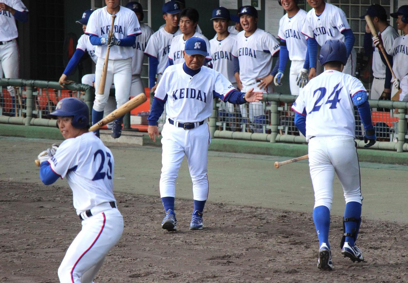 代打を告げる大経大・高代監督（撮影・柏原誠）