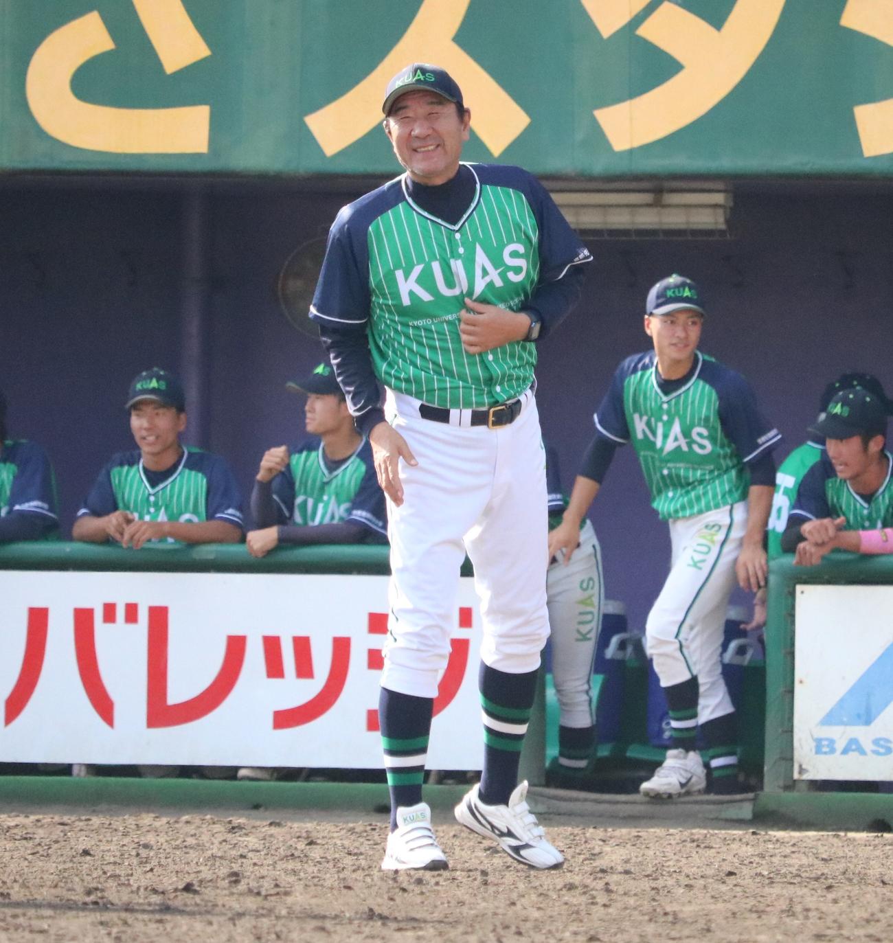京都先端科学大対大谷大　京都先端科学大の中島輝士監督が代打を告げる（撮影・林亮佑）