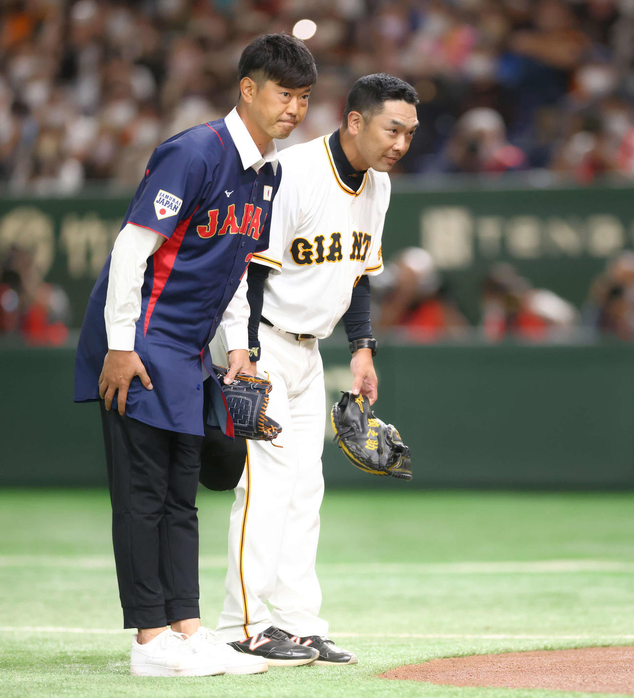 22年11月　巨人対日本代表　試合開始前、始球式を終えた内海氏（左）は捕手を務めた阿部作戦兼ディフェンスチーフコーチと一礼
