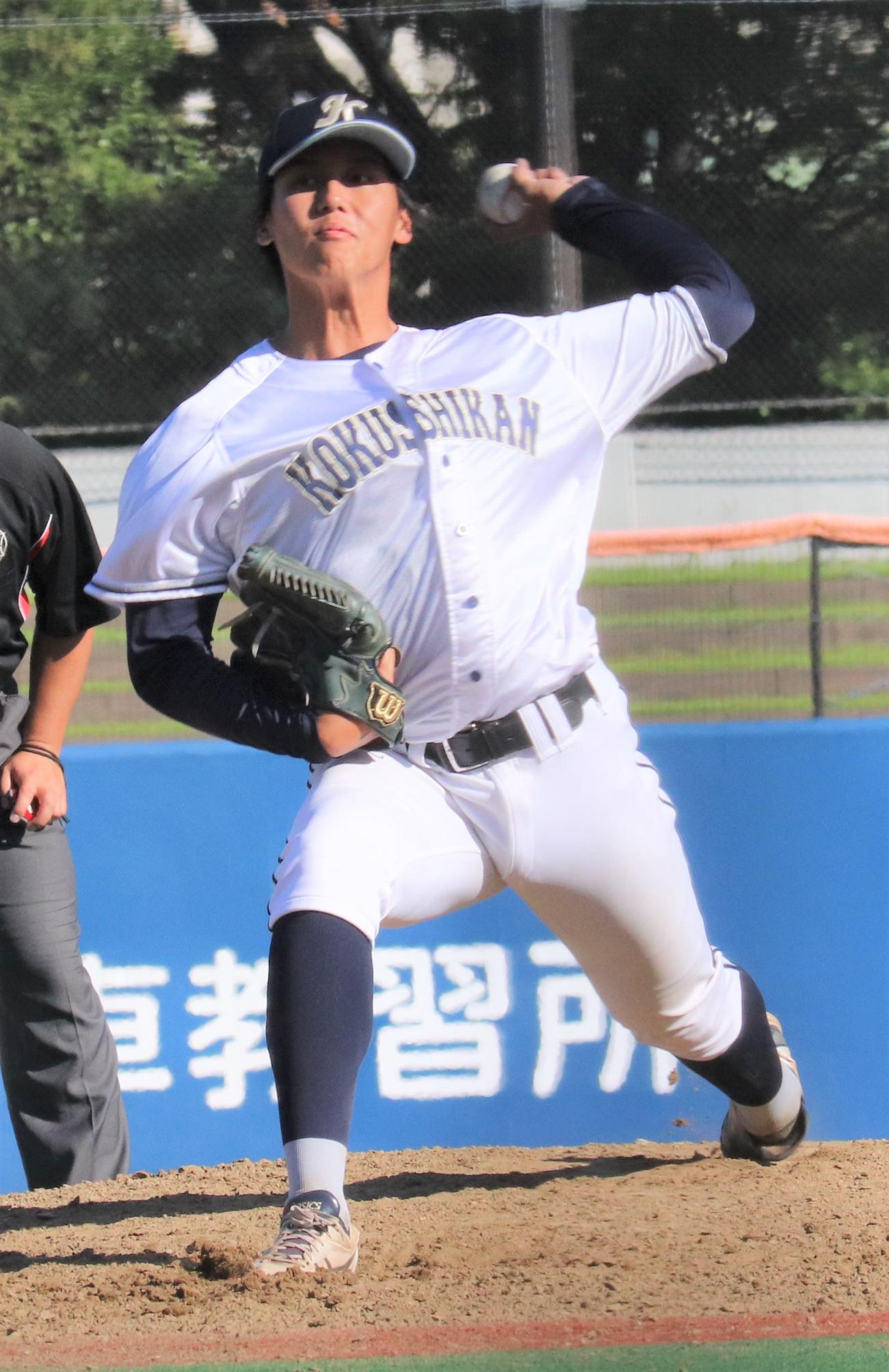 国士舘大対立正大　先発し力投する国士舘大・中村隆（撮影・星夏穂）