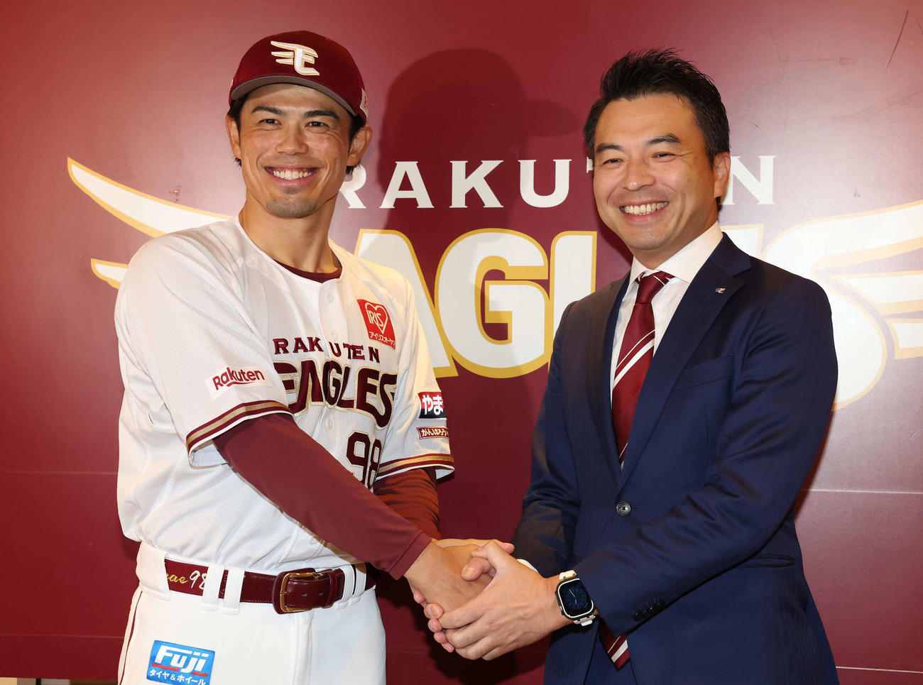 就任会見で握手を交わす今江監督（左）と森井球団社長（撮影・丹羽敏通）