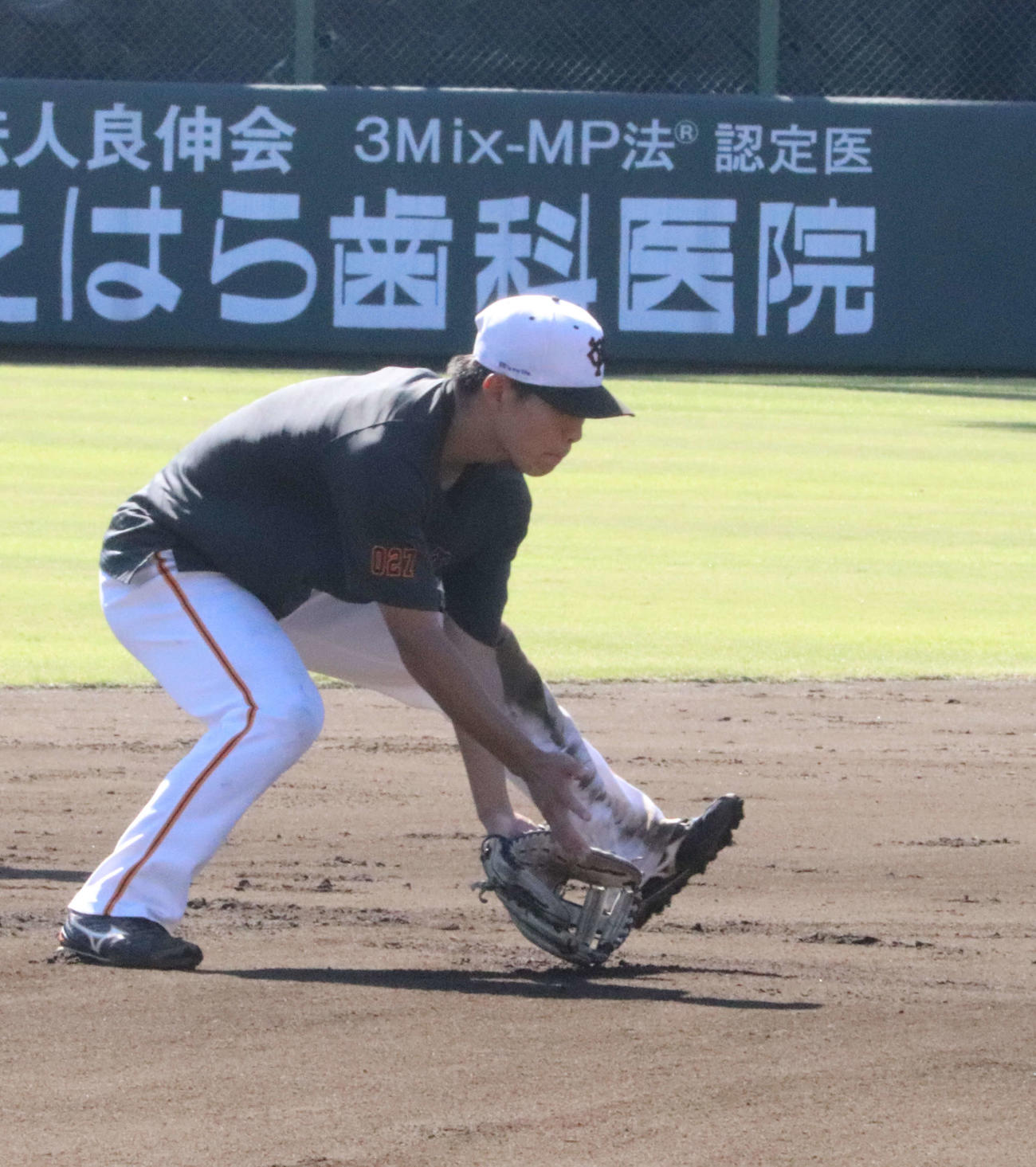ジャイアンツ球場の秋季練習で内野ノックを受ける巨人育成の北村流（撮影・小早川宗一郎）