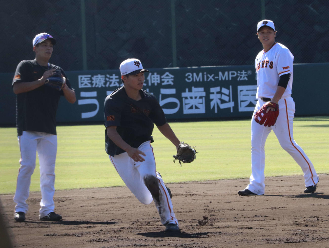 ジャイアンツ球場の秋季練習で内野ノックを受ける巨人育成の北村流（真ん中）とそれを見守る門脇（左）と北村拓（右）（撮影・小早川宗一郎）
