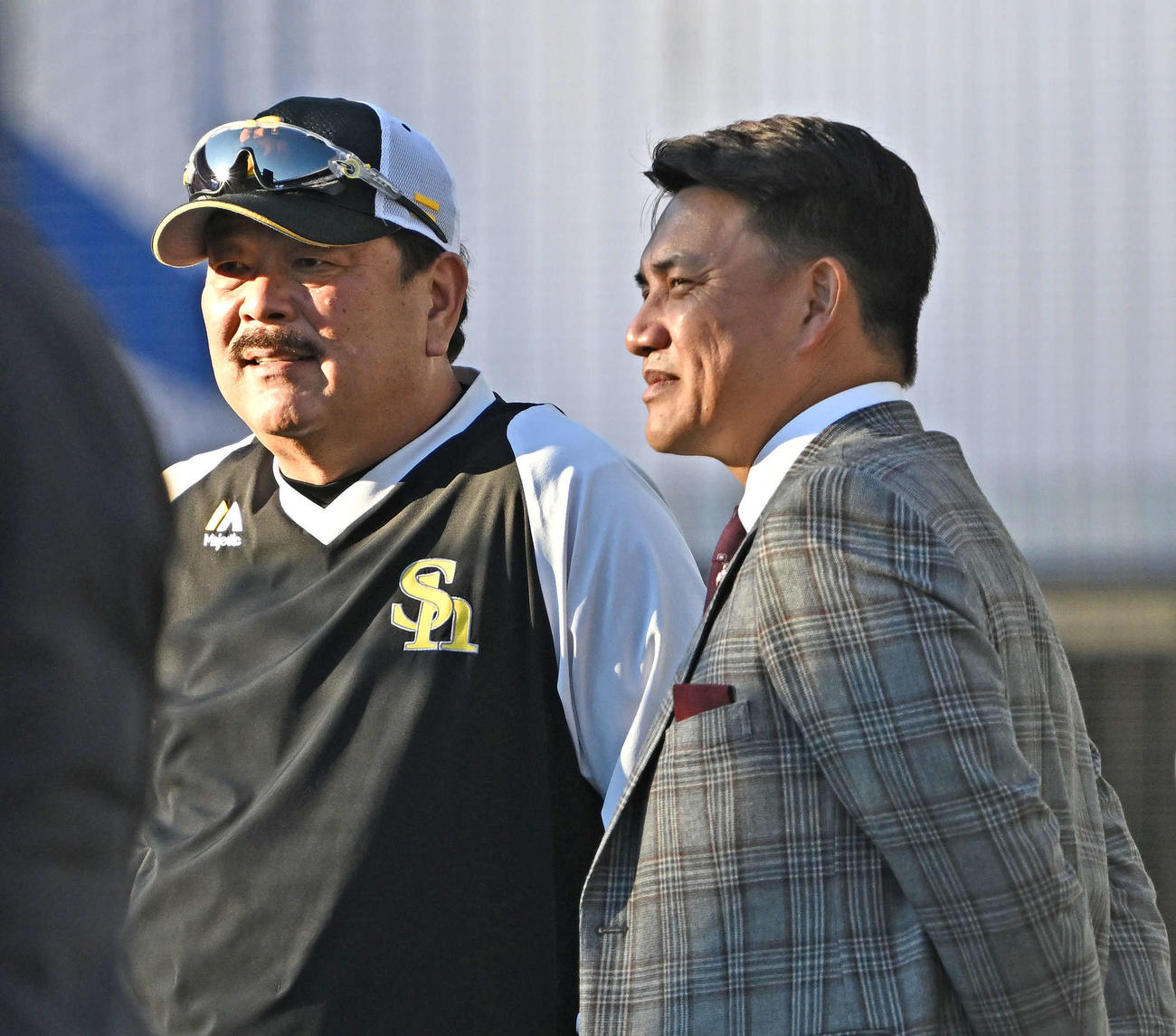 ロッテ対ソフトバンク　試合前練習でソフトバンク藤本監督（左）は井口氏と話す（撮影・滝沢徹郎）