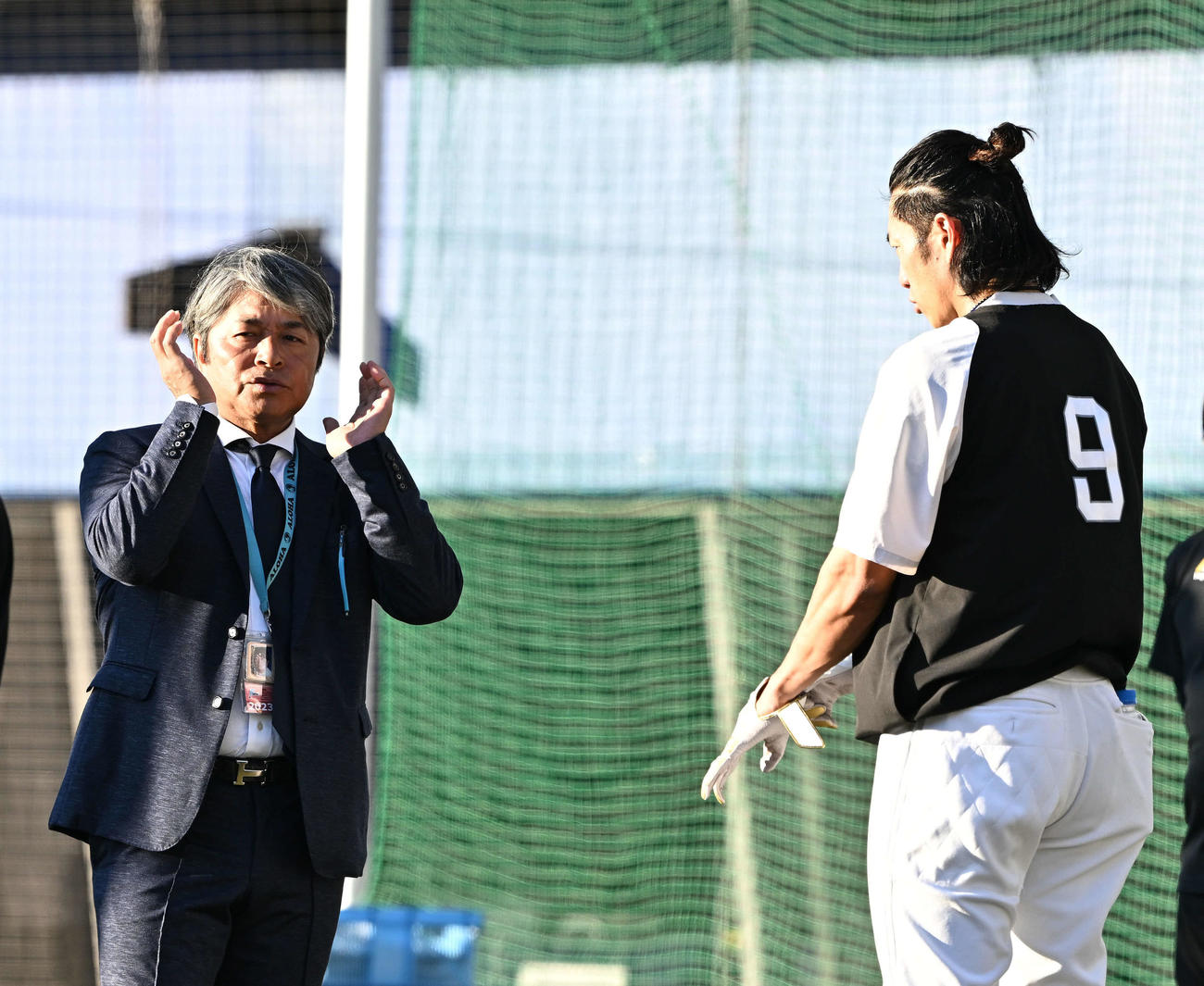 ロッテ対ソフトバンク　試合前練習で武田氏（左）はソフトバンク柳田と話す（撮影・滝沢徹郎）